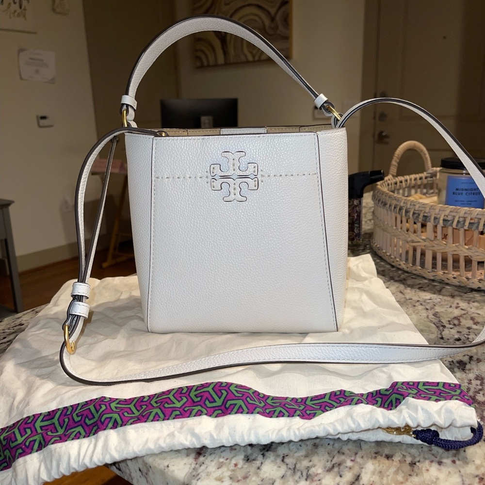 Tory Burch Small McGraw Bucket Bag in white